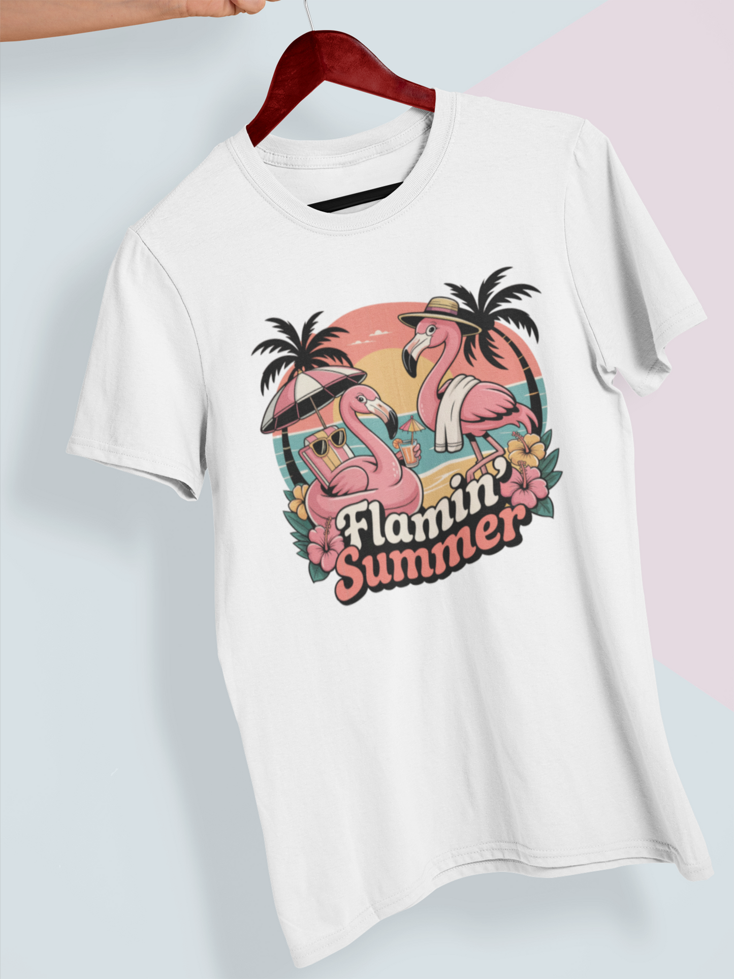 Weißes Flamin’ Summer T-Shirt auf einem Holzkleiderbügel.