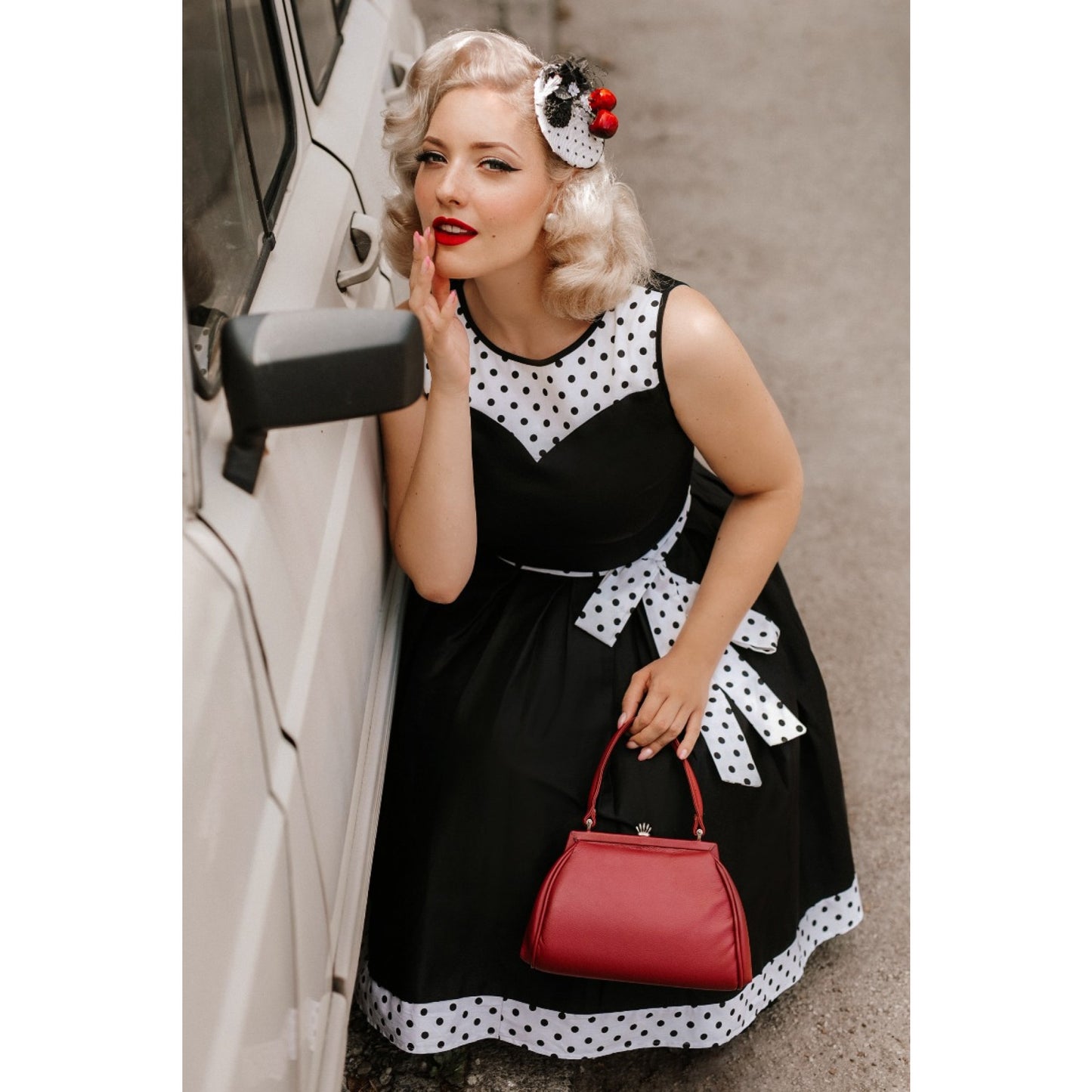 Elizabeth Polka Kleid in schwarz-weiß