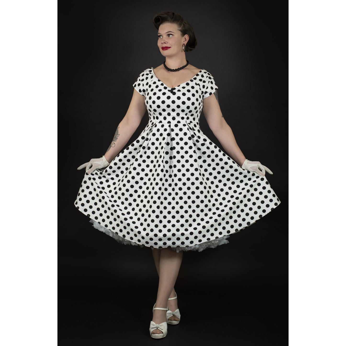 Polka Lily Off Shoulder Kleid in weiß-schwarz