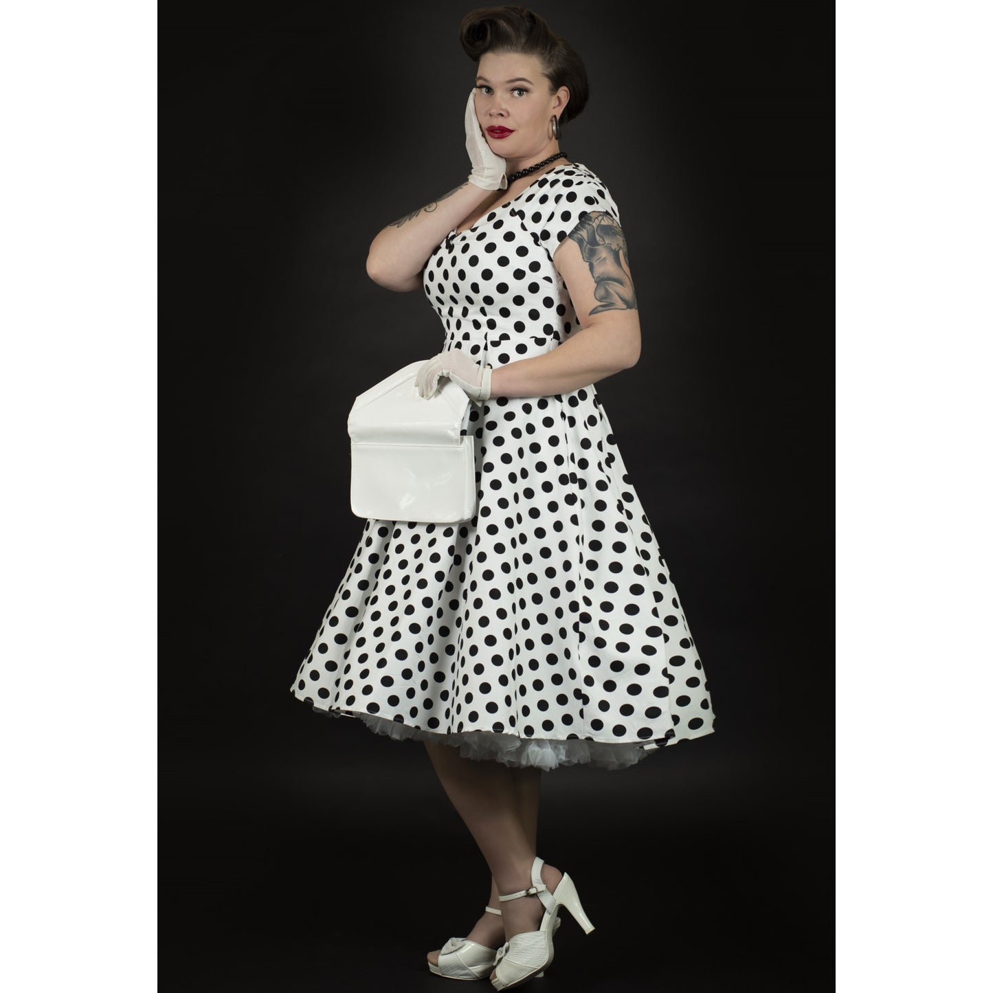 Polka Lily Off Shoulder Kleid in weiß-schwarz