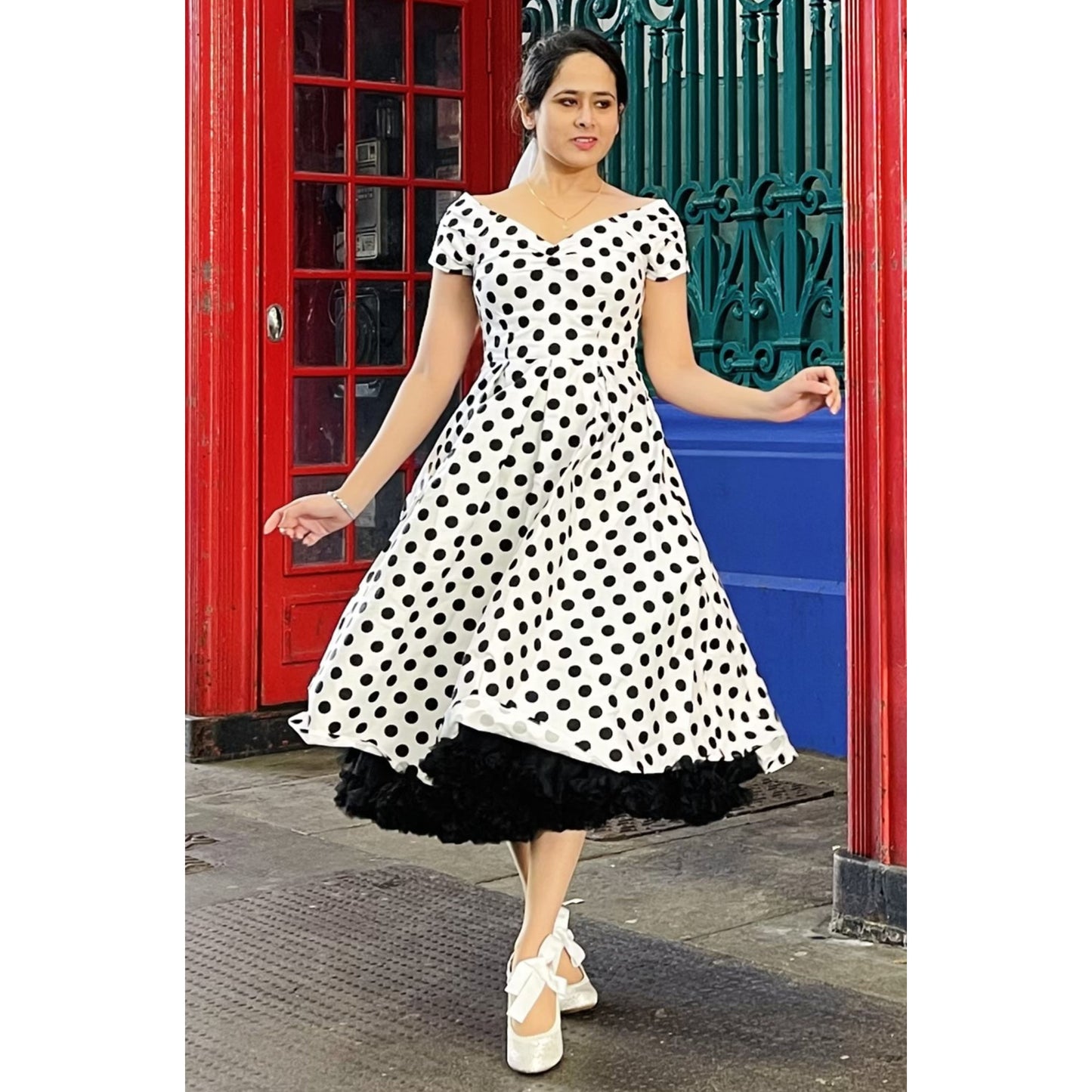 Polka Lily Off Shoulder Kleid in weiß-schwarz