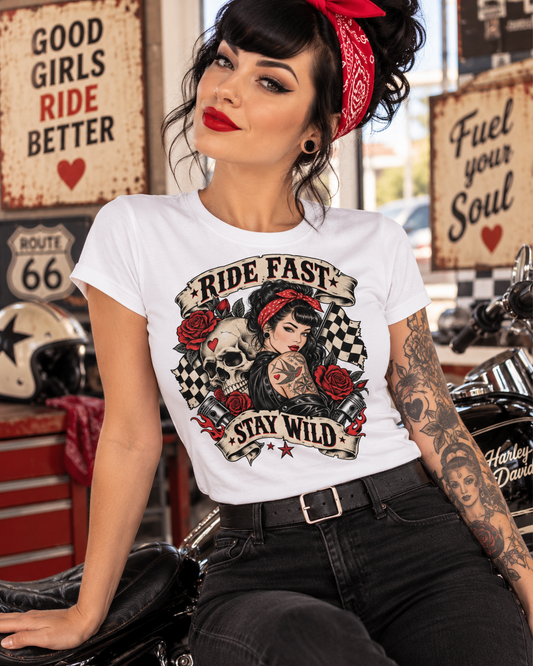 Ride Fast, Stay Wild – Rockabilly Damen T-Shirt von FreakyTiki in Weiß – Produktvisualisierung 2