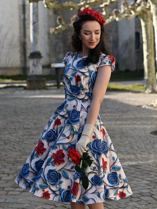 Oberkörperansicht einer Frau im Elowen Floral Swing Dress, Fokus auf das Kleid
