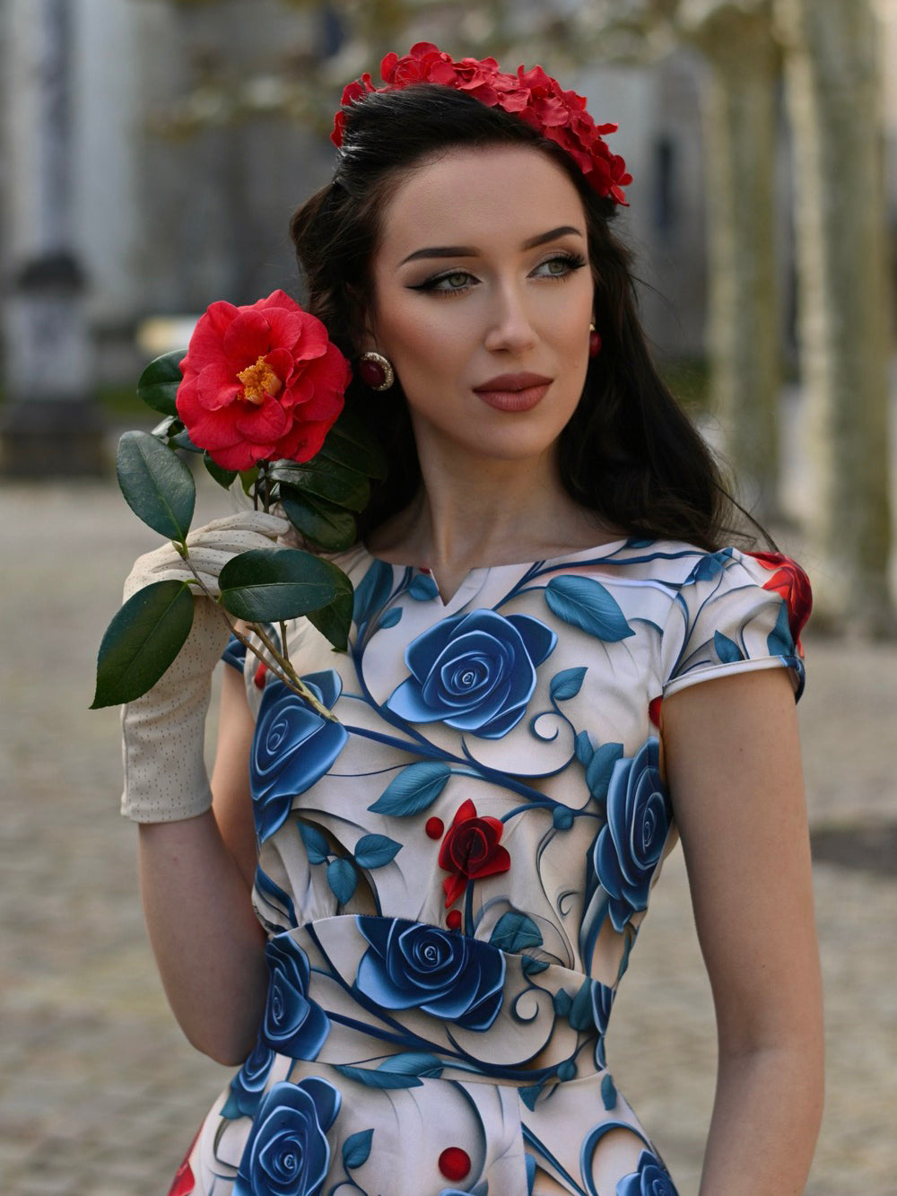 Oberkörperansicht einer Frau im Elowen Floral Swing Dress, Fokus auf Ausschnitt und Muster