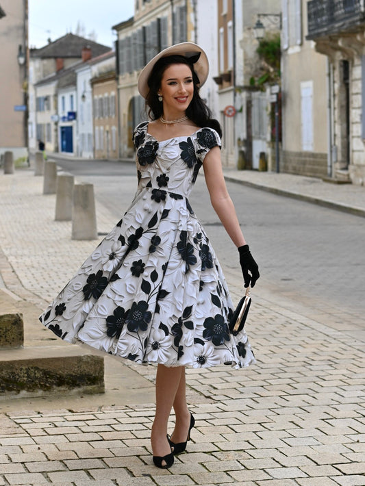 Eine Frau trägt das Taylor Floral Swing Dress, Ganzkörperansicht im Stehen