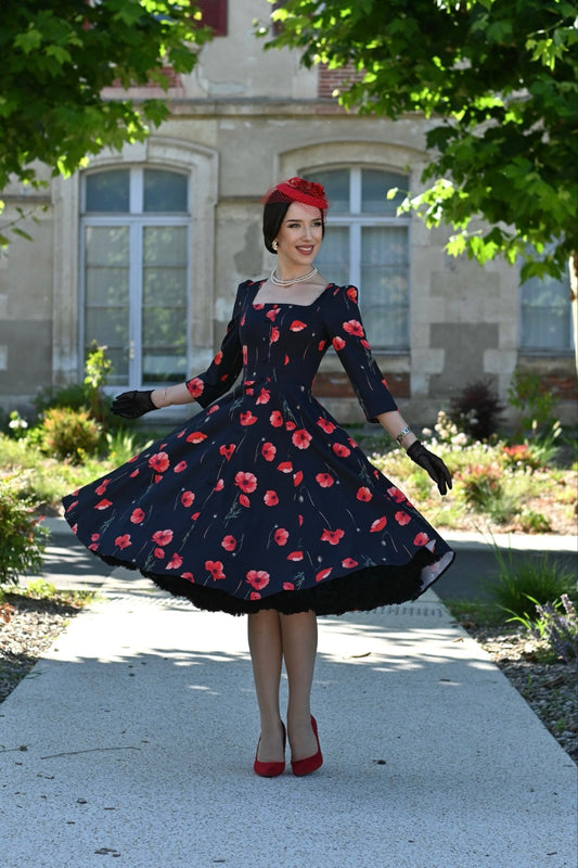 Rain Dress – schwarzes Kleid mit roten Mohnblumen und Taschen