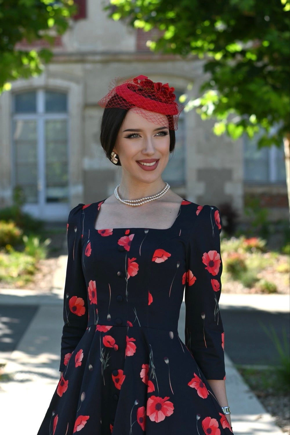 Rain Dress – schwarzes Kleid mit roten Mohnblumen und Taschen