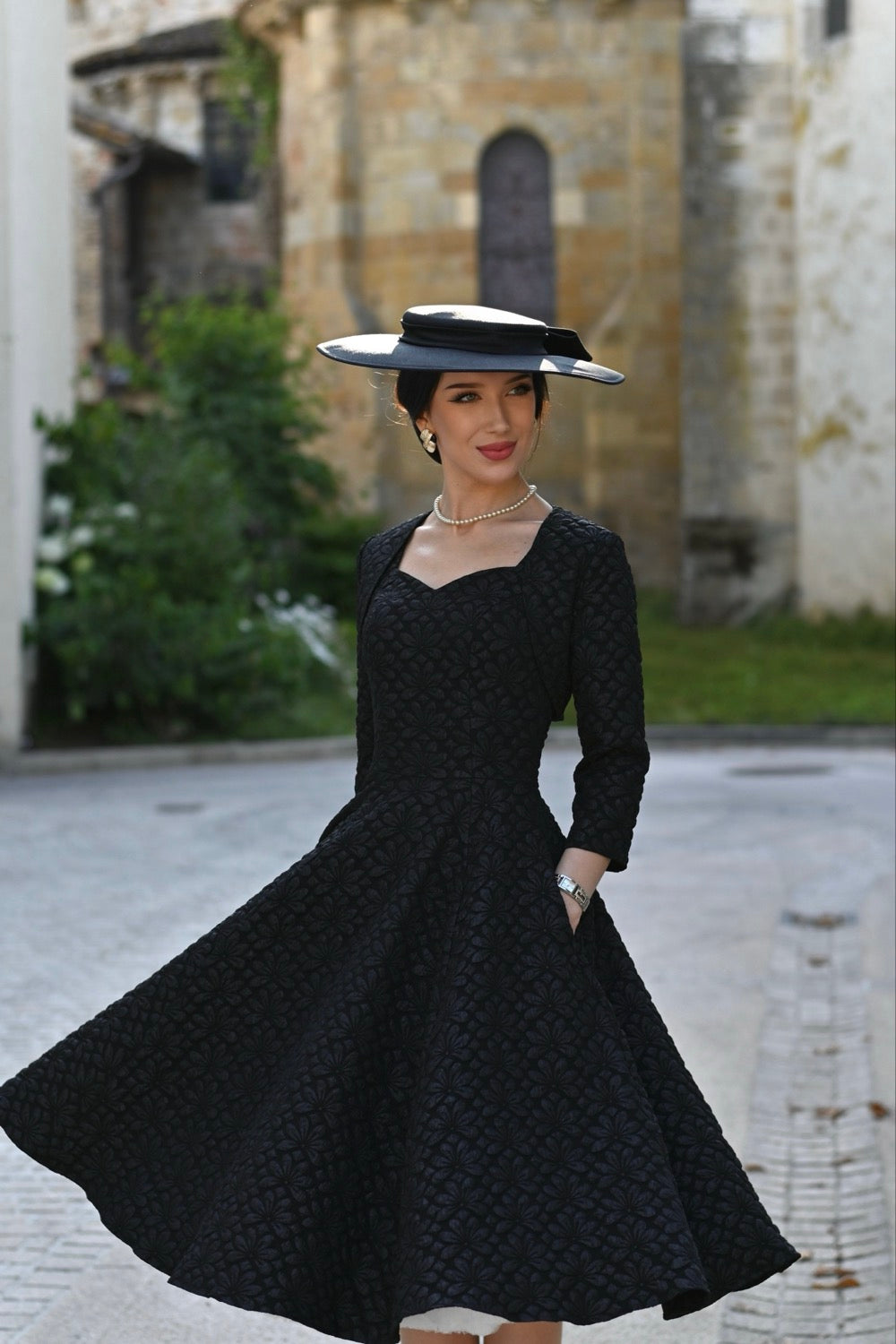 Ramona – elegantes schwarzes Kleid mit Blütenstruktur und Bolero