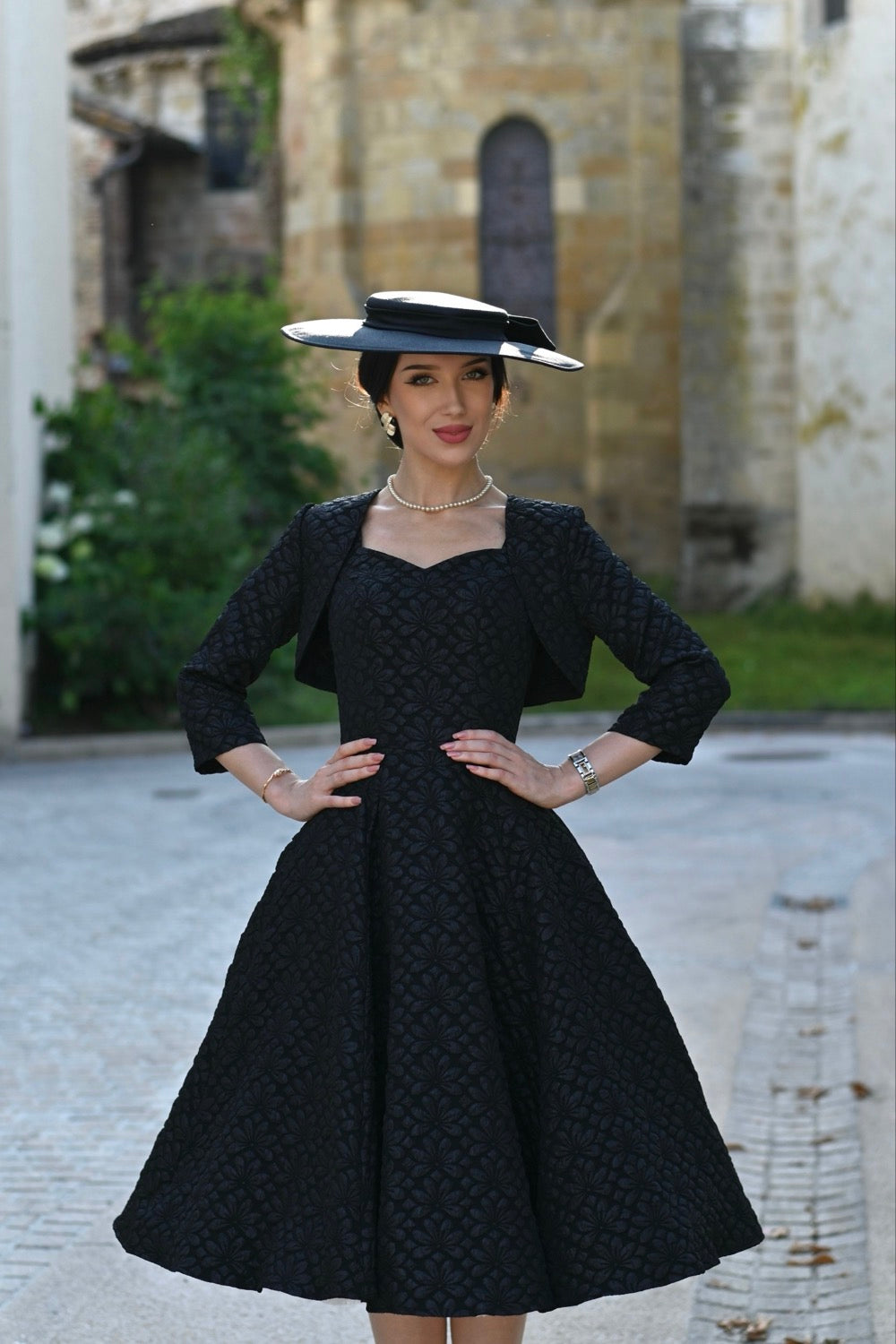 Ramona – elegantes schwarzes Kleid mit Blütenstruktur und Bolero