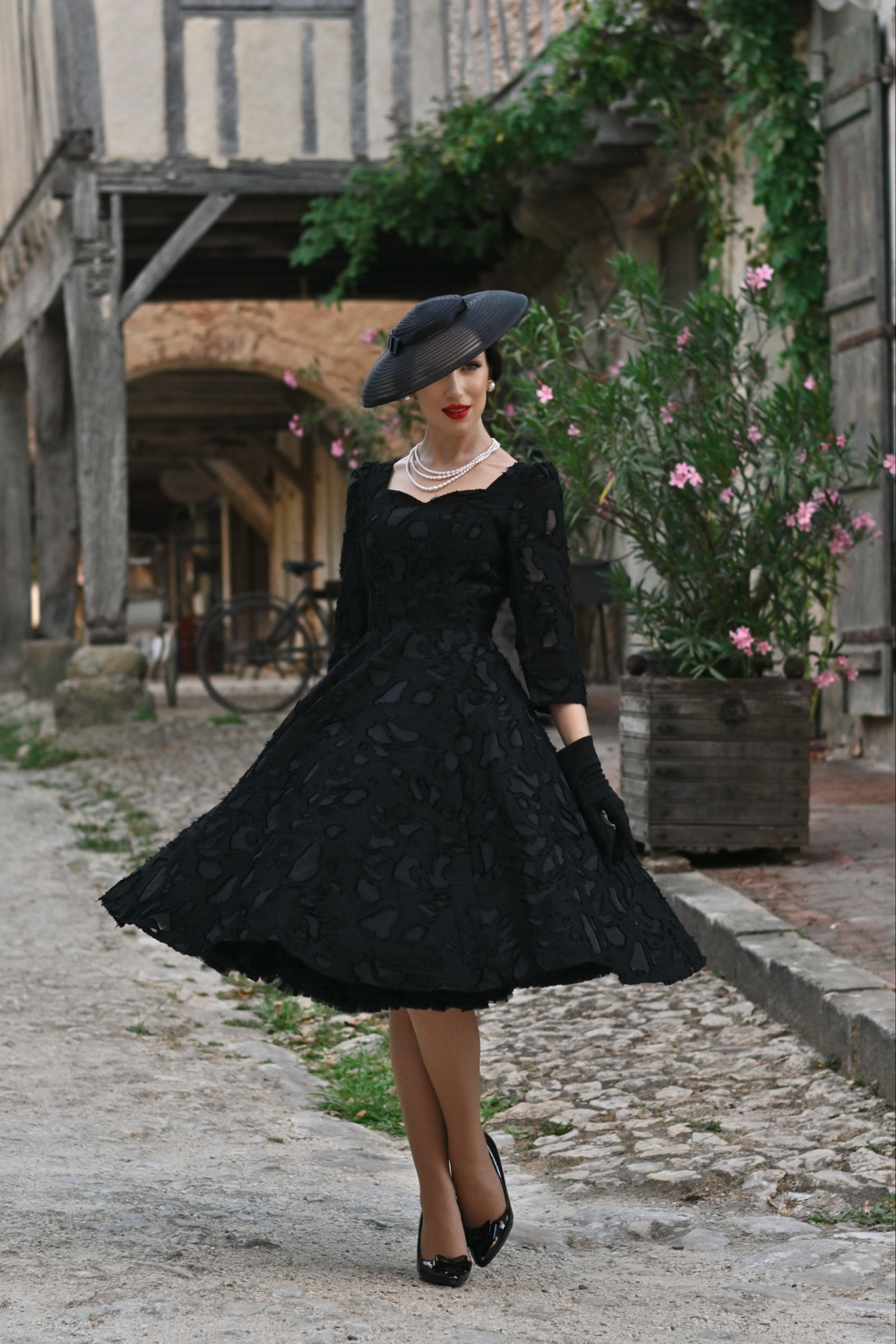 Noir Flora – schwarzes Blütenkleid mit Herzausschnitt