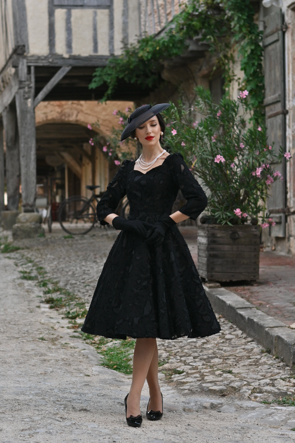 Noir Flora – schwarzes Blütenkleid mit Herzausschnitt
