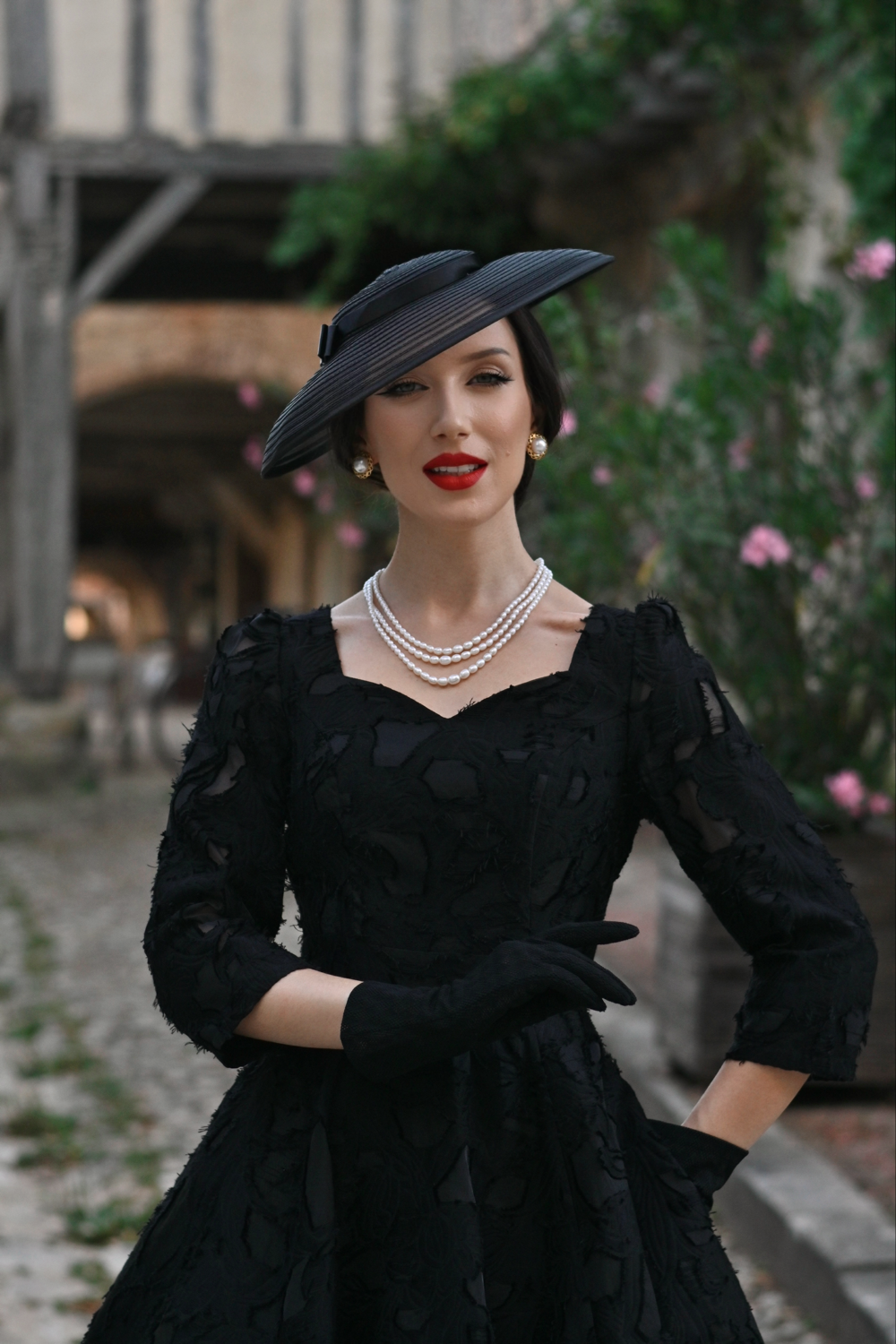Noir Flora – schwarzes Blütenkleid mit Herzausschnitt