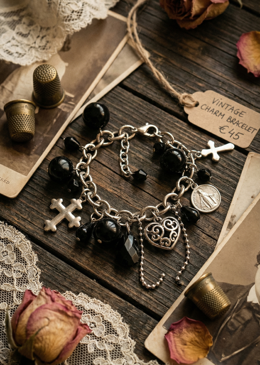 Gothic Armkettchen mit Kreuzen und dunklen Anhängern auf Holztisch mit Vintage-Deko