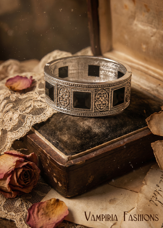 Gothic Armspange mit Ornamentmuster und schwarzen Schmucksteinen auf Schmuckkästchen