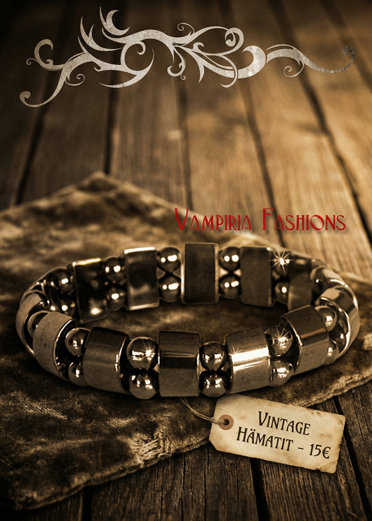 Hämatit Blutstein Armband mit rechteckigen und runden dunklen Steinen auf Holzuntergrund