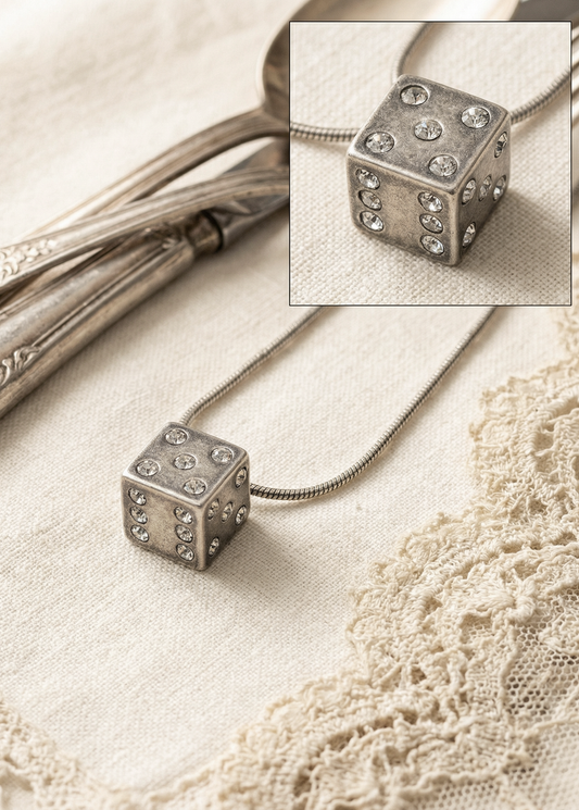 Silberfarbene Schlangenkette mit Würfel-Anhänger aus Metall und Strass, zweite Würfelansicht als vergrößerter Bildeinsatz.