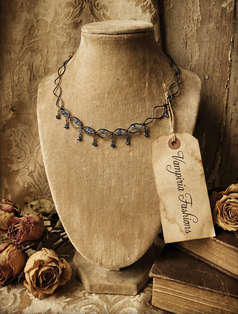 Collier auf einer Schmuckbüste mit Etikett „Vampiria Fashions“ und getrockneten Rosen.