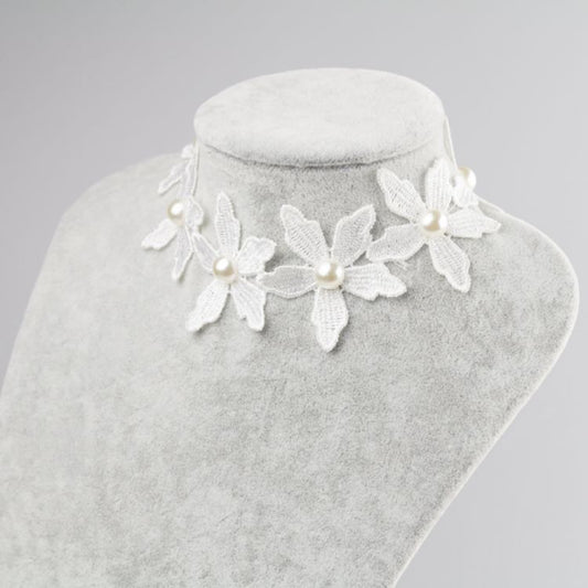 Flower & Pearls Choker - Halsband mit schwarzen Blüten