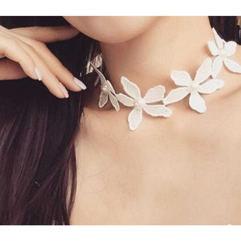 Flower & Pearls Choker - Halsband mit schwarzen Blüten
