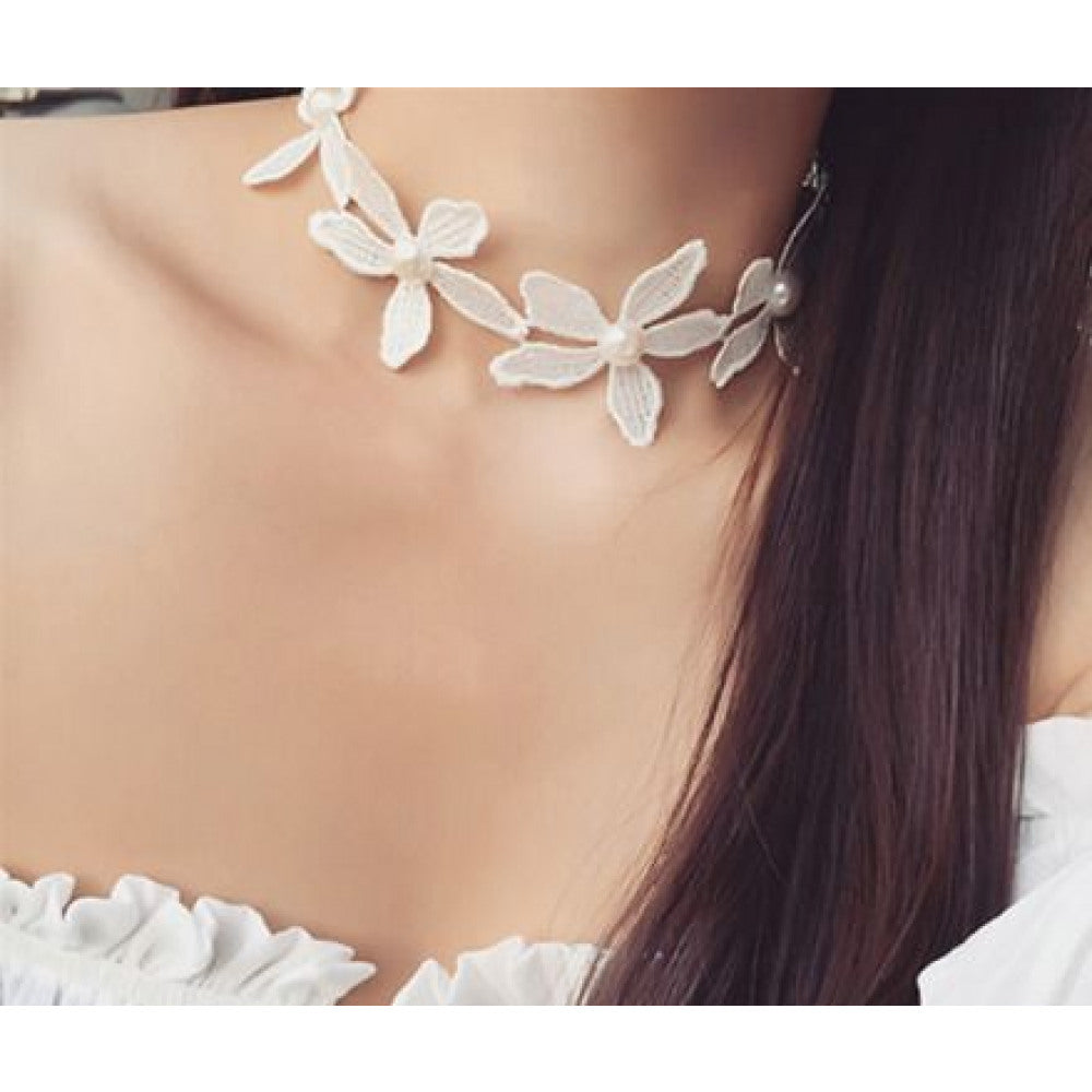 Flower & Pearls Choker