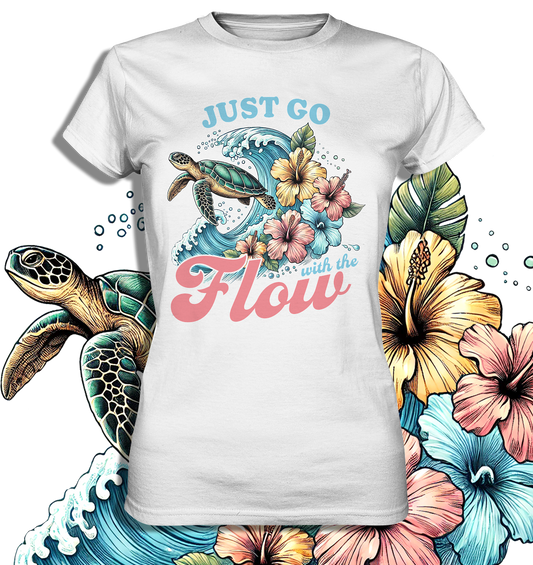 Damen Premium T-Shirt in Weiß mit tropischem Schildkrötenmotiv, Welle, Hibiskus und Schriftzug „Just Go with the Flow“ – leicht tailliert, Retro Summer Design