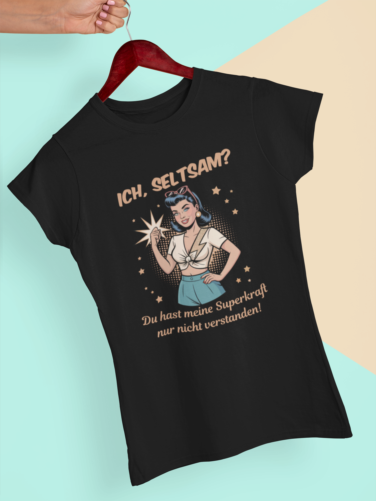Schwarzes T-Shirt mit Motiv: Retro-Girl mit Text „Ich, seltsam? Du hast nur meine Superkraft nicht verstanden!“