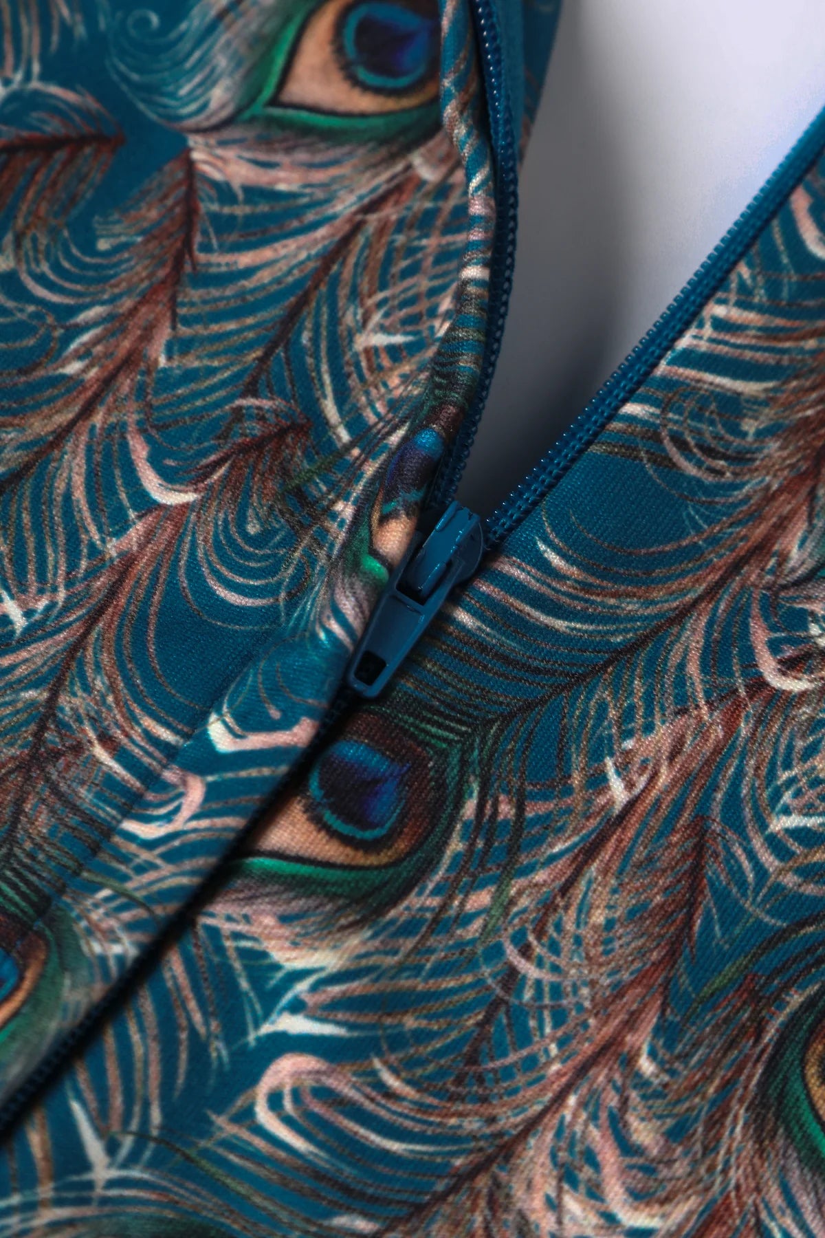 Donna Peacock Dress - Kleid mit Pfauenfeder-Muster