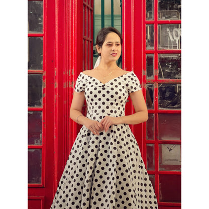 Polka Lily Off Shoulder Kleid in weiß-schwarz