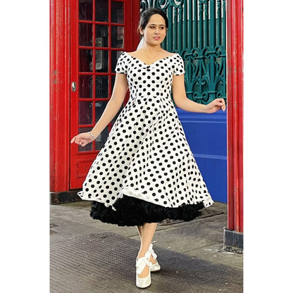 Polka Lily Off Shoulder Kleid in weiß-schwarz