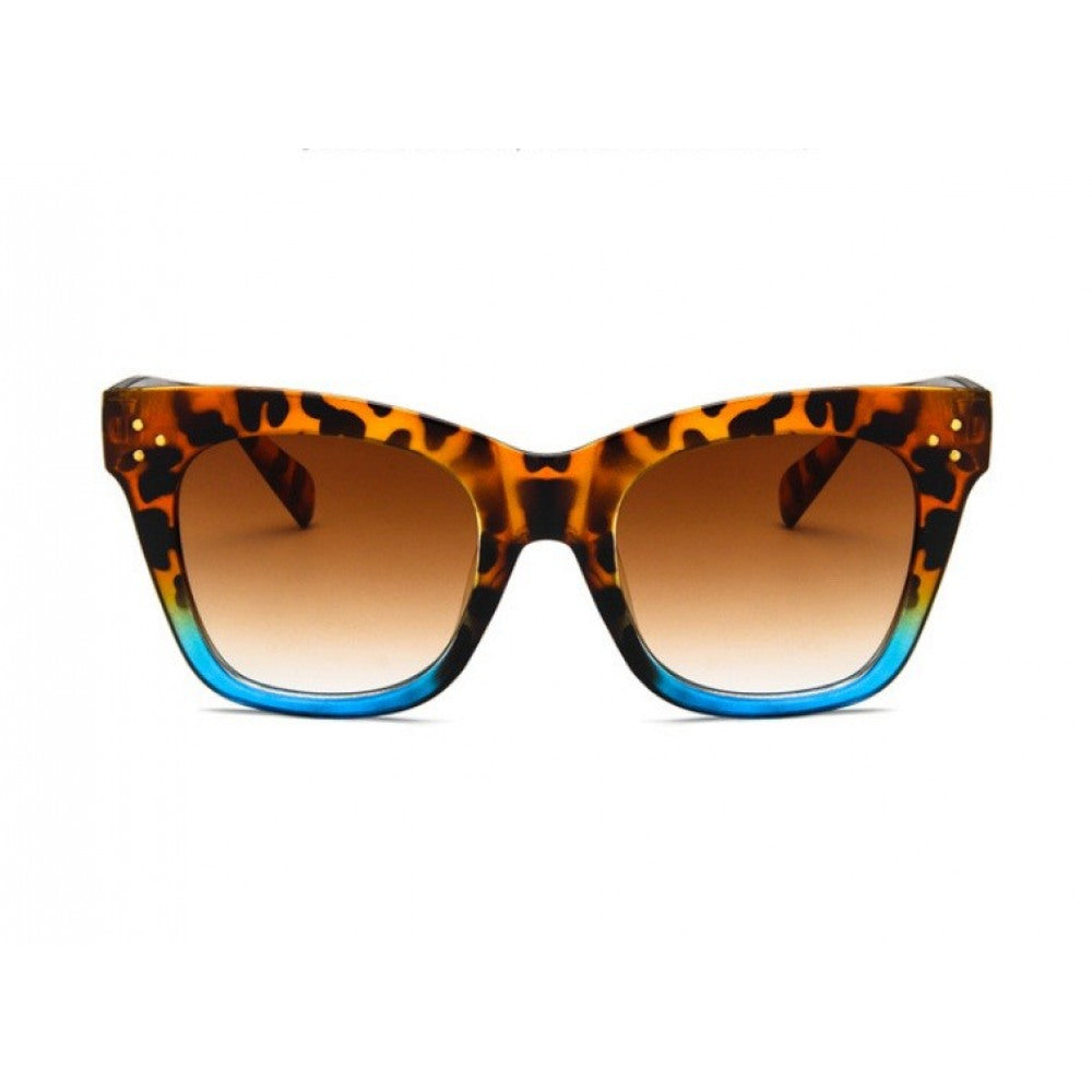 Sonnenbrille mit Leopardenmuster, braun getönten Gläsern und eckigem Rahmen auf hellem Hintergrund.