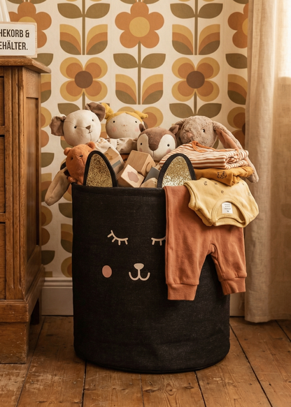 Schwarzer Aufbewahrungsbehälter mit Katzen-Gesicht und glitzernden Ohren auf Retro Hintergrund.