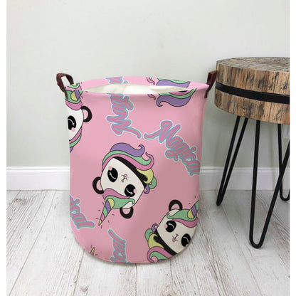 Rosa Aufbewahrungskorb mit buntem Einhorn-Motiv und seitlichen Tragegriffen auf hellem Boden.