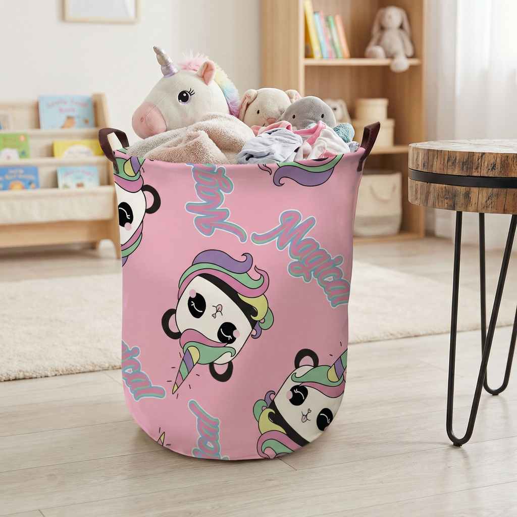 Rosa Aufbewahrungskorb mit buntem Einhorn-Motiv und seitlichen Tragegriffen auf hellem Boden.