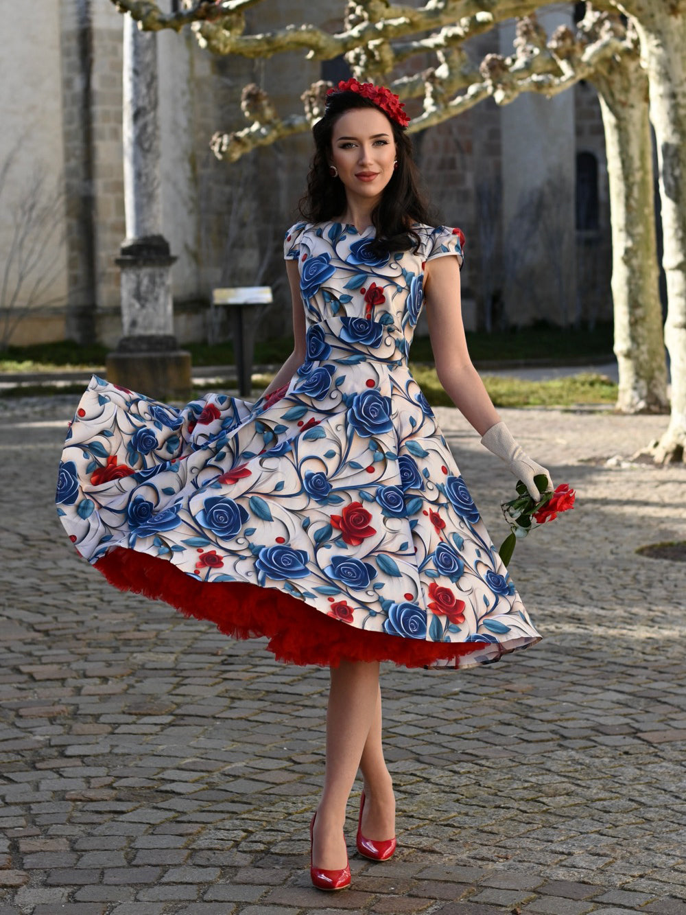 Eine Frau trägt das Elowen Floral Swing Dress, Ganzkörperansicht im Stehen
