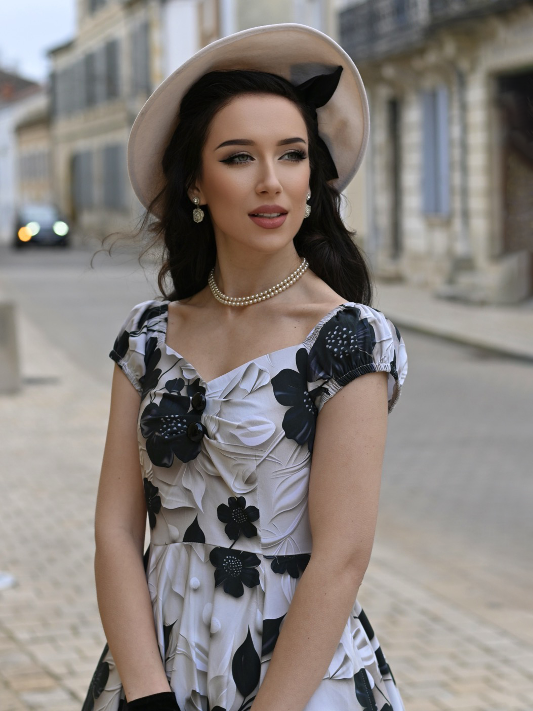 Oberkörperansicht einer Frau im Taylor Floral Swing Dress, Fokus auf Ausschnitt und Knopfdetails