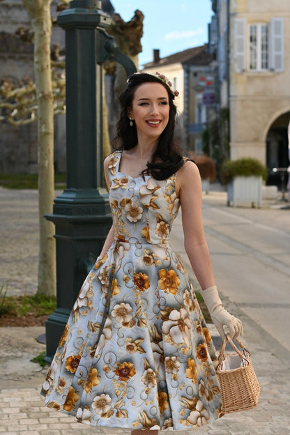 Oberkörperansicht einer Frau im Mavis Floral Swing Dress, Fokus auf Ausschnitt und Muster