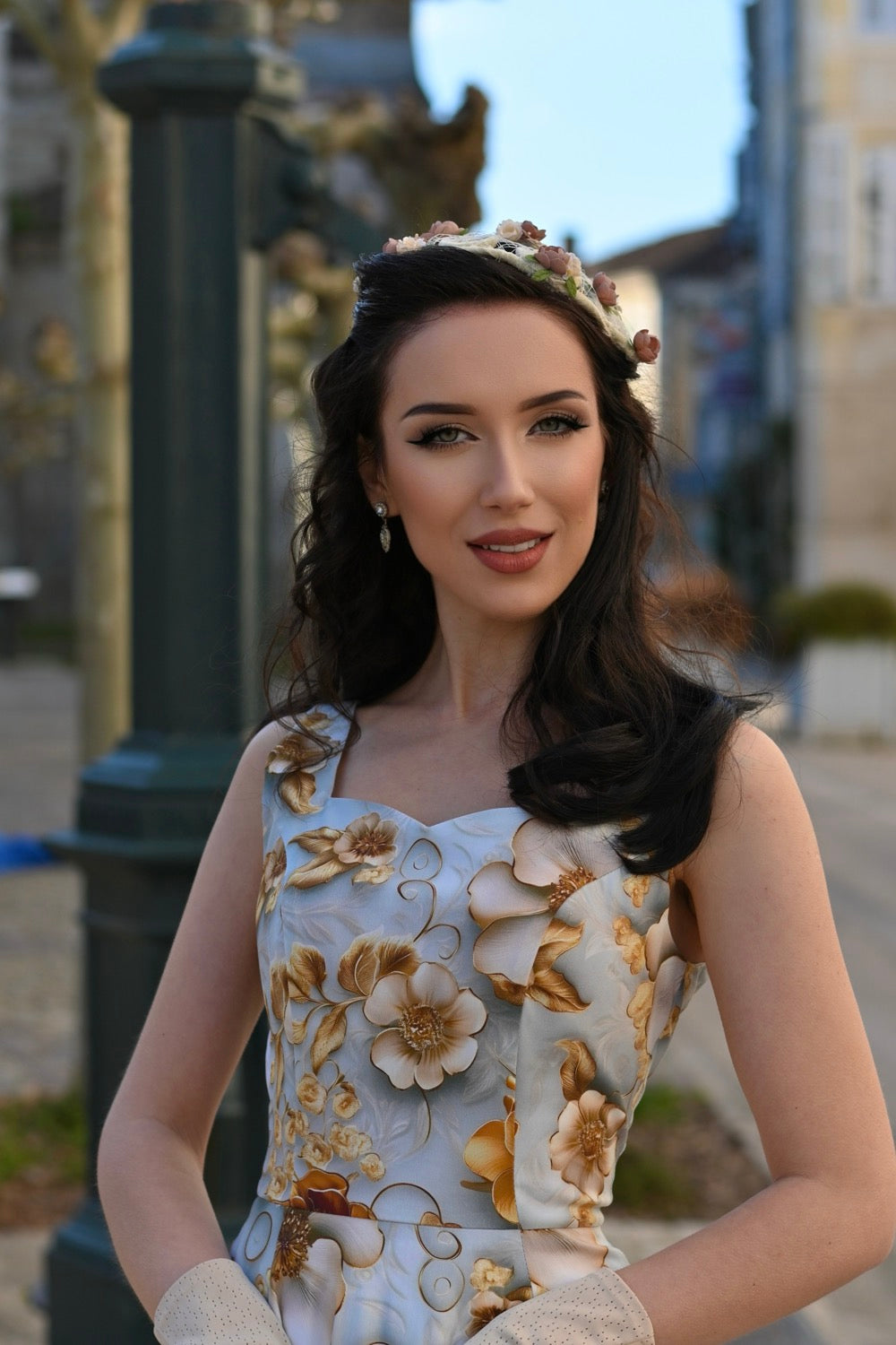 Oberkörperansicht einer Frau im Mavis Floral Swing Dress, Fokus auf Ausschnitt und Muster