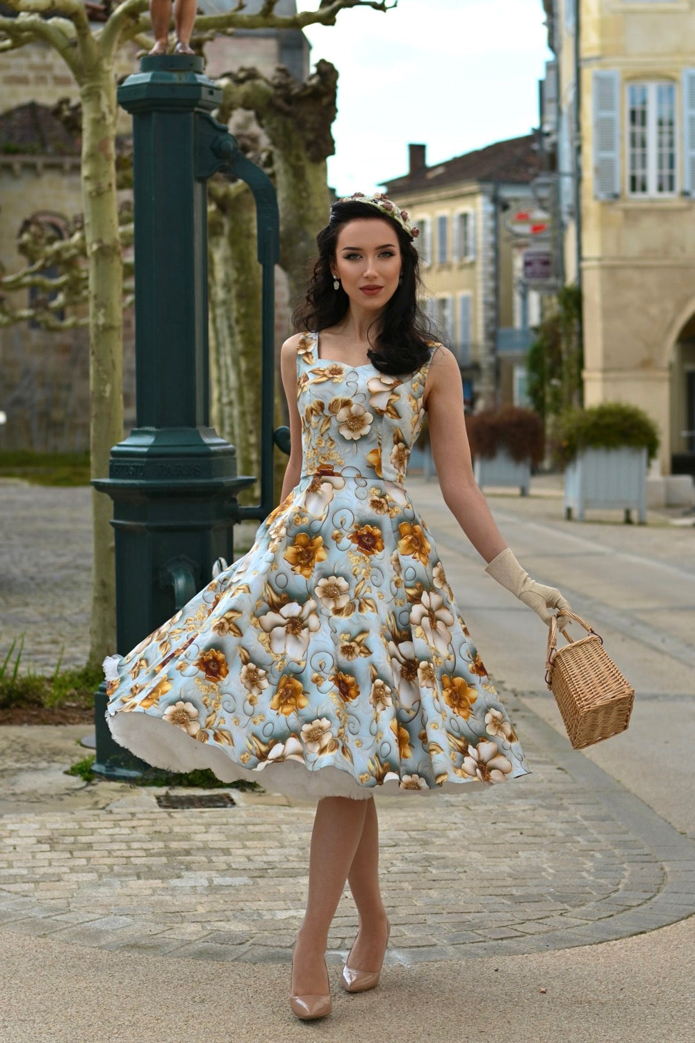 Eine Frau trägt das Mavis Floral Swing Dress, Ganzkörperansicht im Stehen