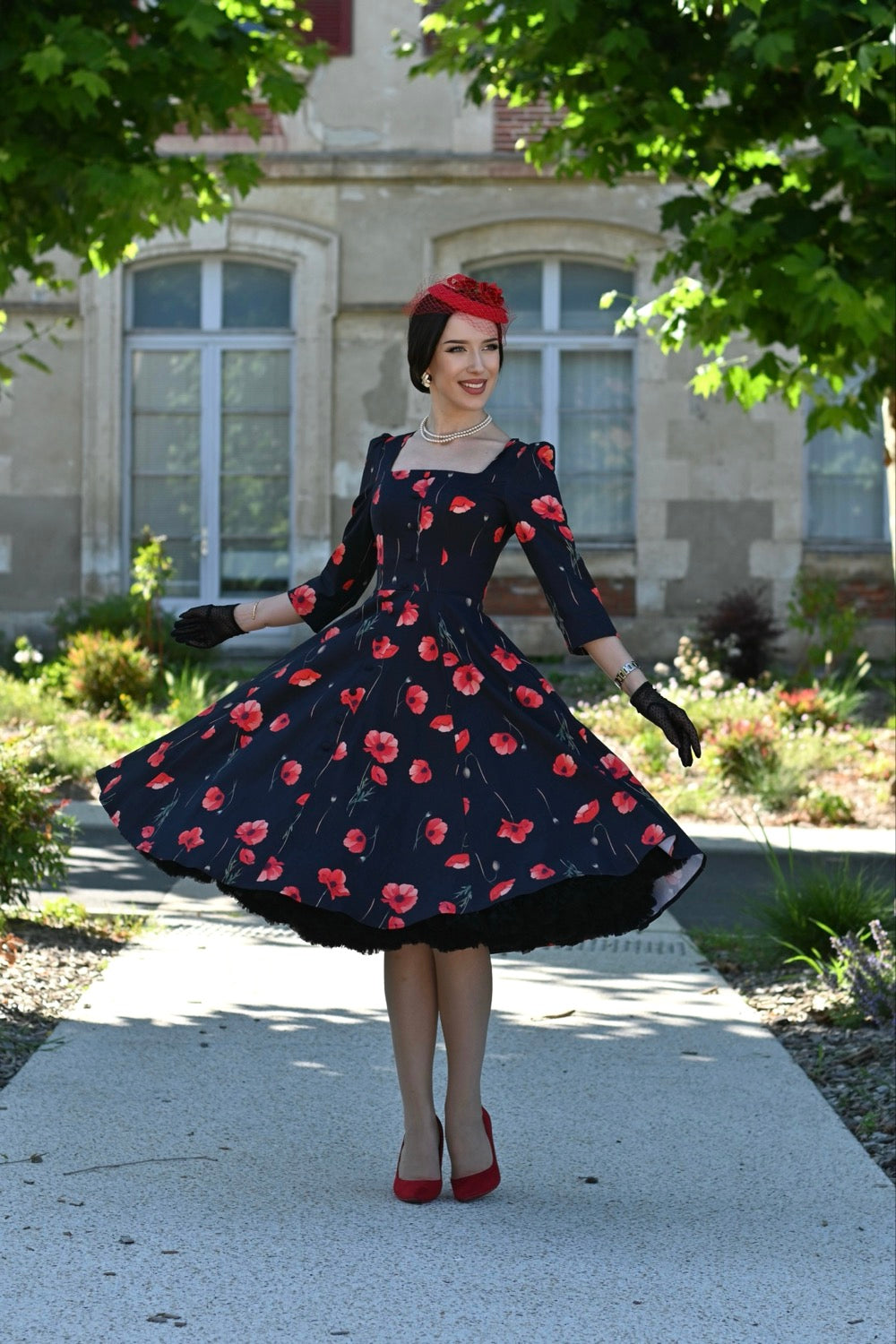 Rain Dress – schwarzes Kleid mit roten Mohnblumen und Taschen
