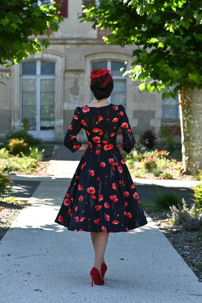 Rain Dress – schwarzes Kleid mit roten Mohnblumen und Taschen