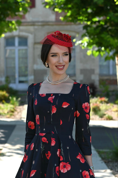 Rain Dress – schwarzes Kleid mit roten Mohnblumen und Taschen