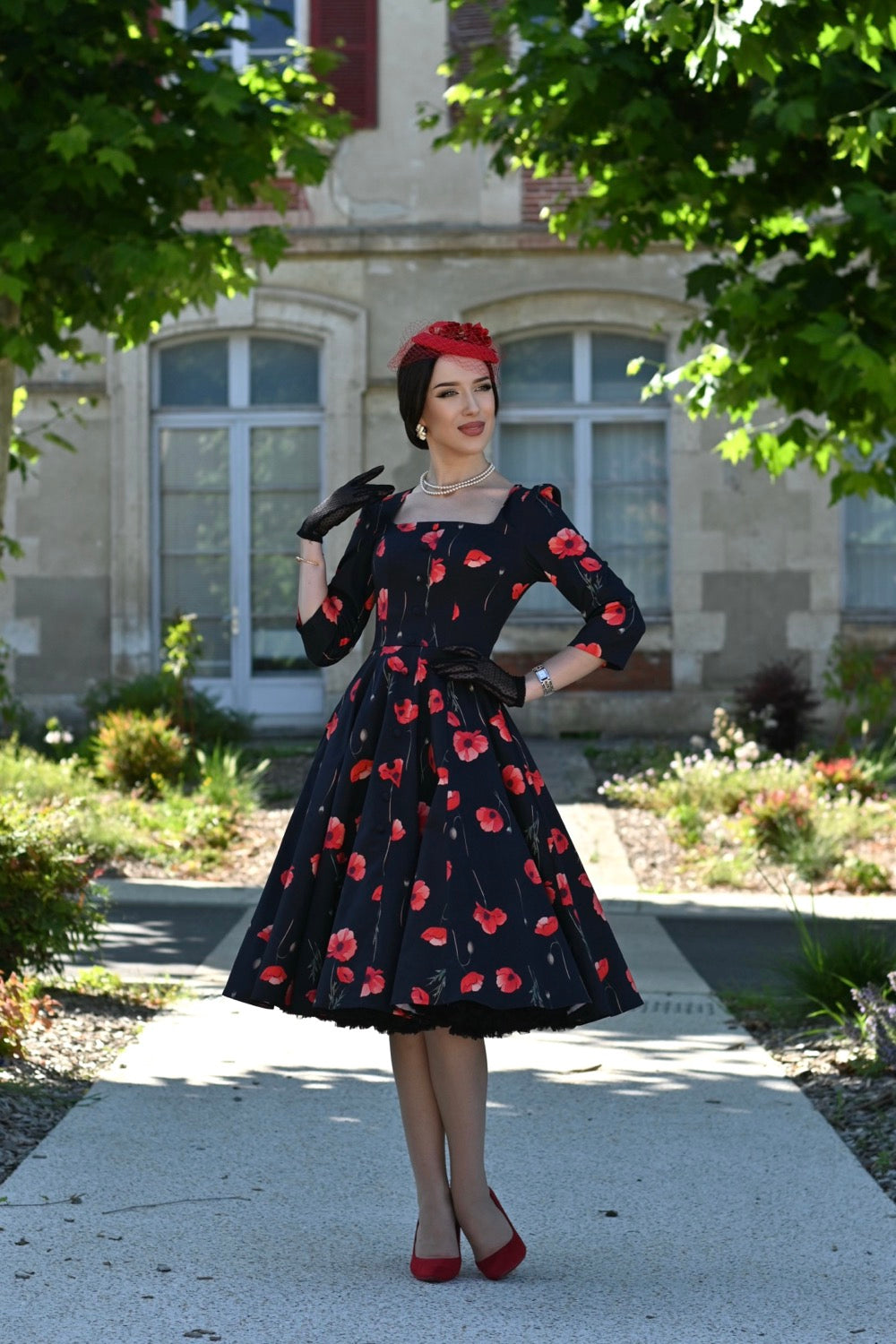 Rain Dress – schwarzes Kleid mit roten Mohnblumen und Taschen