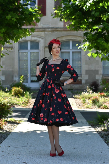 Rain Dress – schwarzes Kleid mit roten Mohnblumen und Taschen