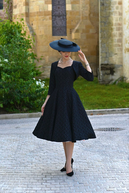 Ramona – elegantes schwarzes Kleid mit Blütenstruktur und Bolero