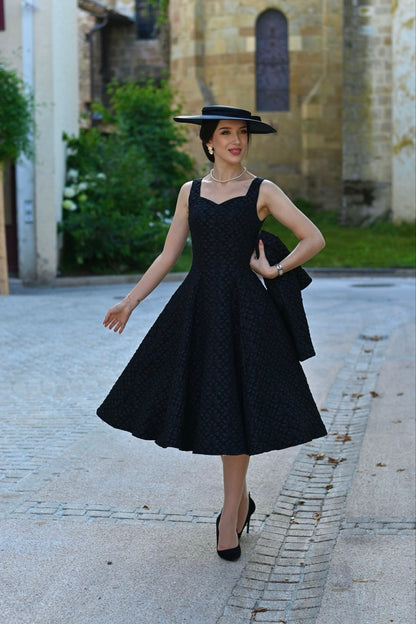 Ramona – elegantes schwarzes Kleid mit Blütenstruktur und Bolero