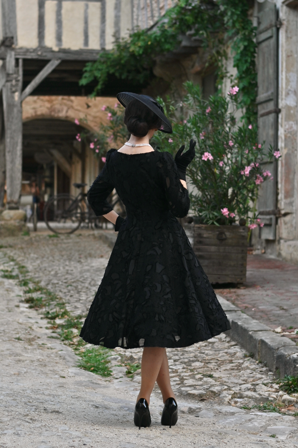 Noir Flora – schwarzes Blütenkleid mit Herzausschnitt