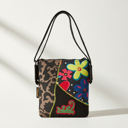 Bunte Patchwork-Schultertasche aus Baumwolle mit floralem Muster und langem Trageriemen.