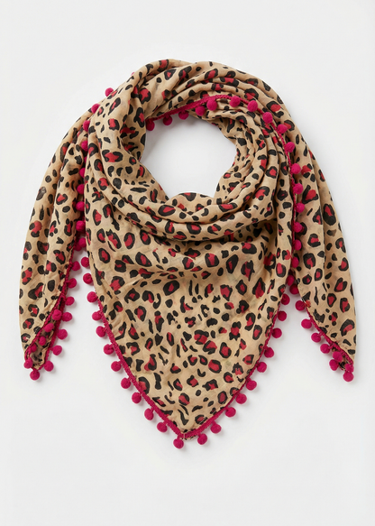 Baumwollschal mit Leopardenmuster und pinken Pommel-Bommeln auf hellem Hintergrund.