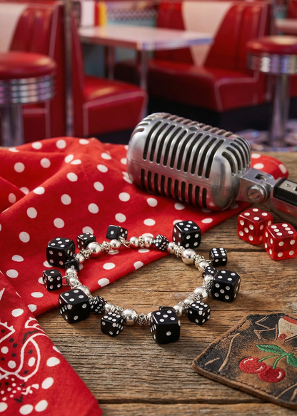 Schwarzes Würfelarmband im Retro-Stil neben Tuch mit Punkten und Vintage-Mikrofon.