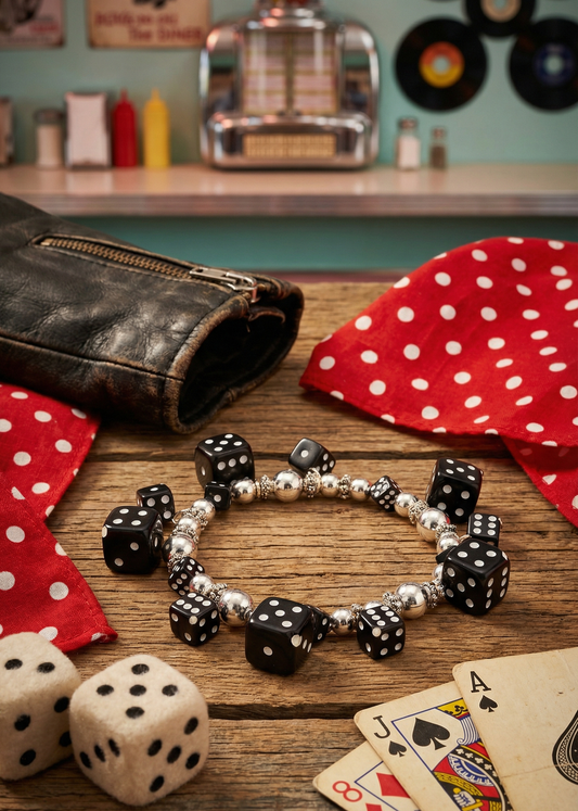 Rockabilly Würfel-Armband mit schwarzen Würfeln und silbernen Perlen auf Holzoberfläche.